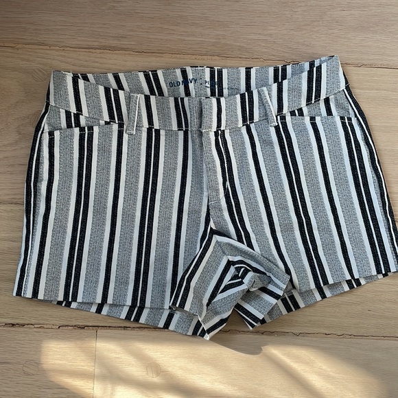 New old navy mid rise pixie shorts. Never worn - Picture 3 of 7